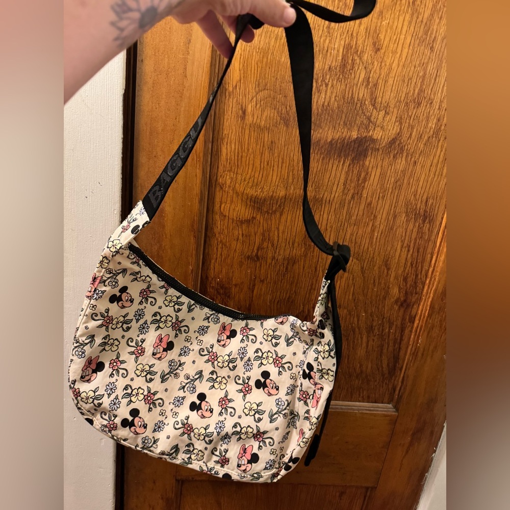 Baggu Disney Medium Nylon Crescent Bag  Mickey Minnie Storybrook Floral- NWT - Picture 6 of 6